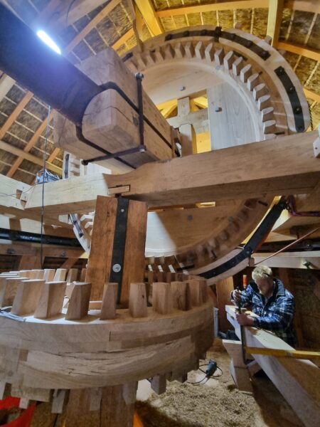 Een kijkje in de kap van de molen, met het indrukwekkende draaimechaniek.