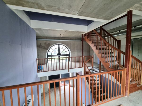 Het nu nog kale interieur op de begane grond van de molen